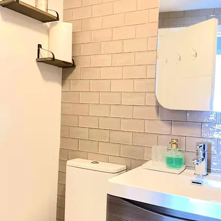 Cozy Double In Vibrant Smithfield
