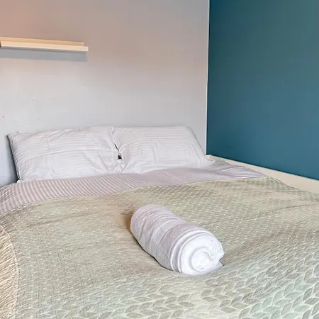 Cozy Double In Vibrant Smithfield *